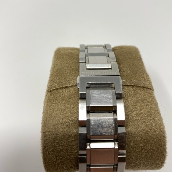Burberry Watch Preowned Condition needs battery - Picture 5 of 5